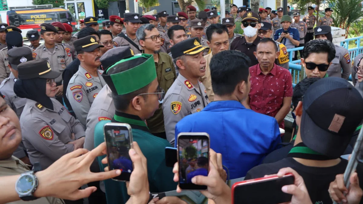 Polres HST Kawal Aksi HMI-PMII di PLN Barabai, Kapolres: Hak Menyampaikan Pendapat Harus Dilindungi
