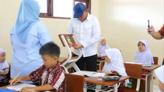 Bupati Tanah Laut Cek Langsung Fasilitas Pendidikan di SDN 1 Angsau dan SDN 2 Jorong
