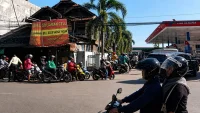 Sambil Gendong Bayi, Maimunah Rela Antre BBM di SPBU Jalan Veteran Banjarmasin