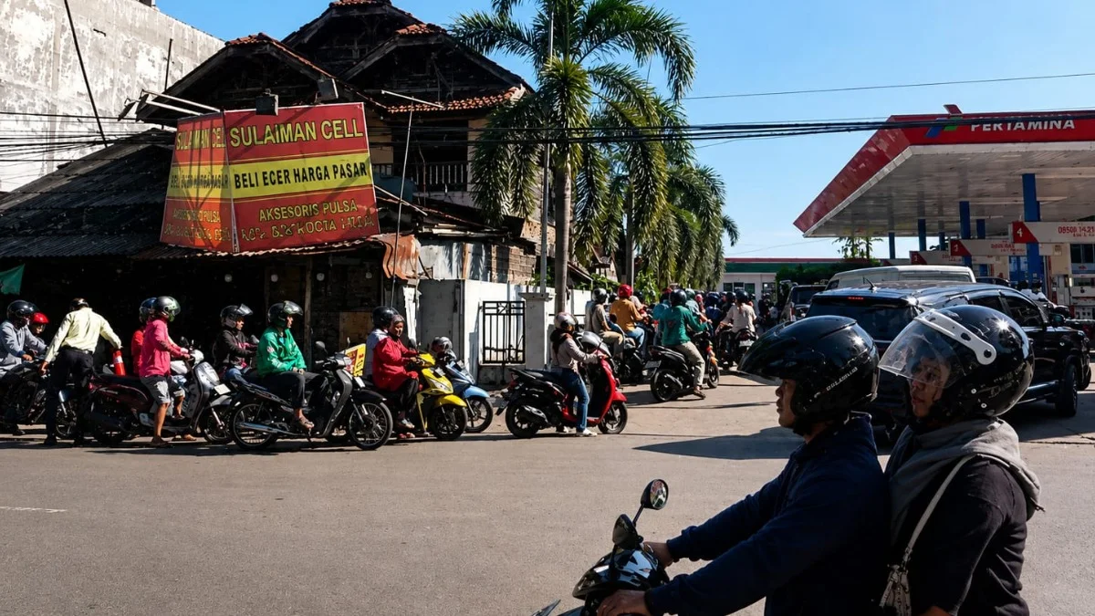 Sambil Gendong Bayi, Maimunah Rela Antre BBM di SPBU Jalan Veteran Banjarmasin