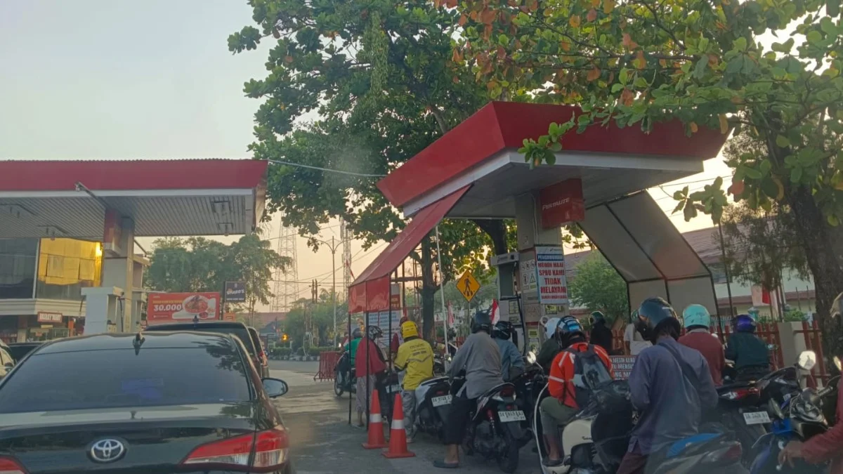 Seminggu Antrean Panjang di SPBU Banjarmasin saat Pemadaman Listrik Bergilir Masih Terus Terjadi
