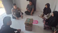 Orang Tua Korban Tenggelam di HST Terima Dukungan Moril dan Bantuan Sembako dari Polisi
