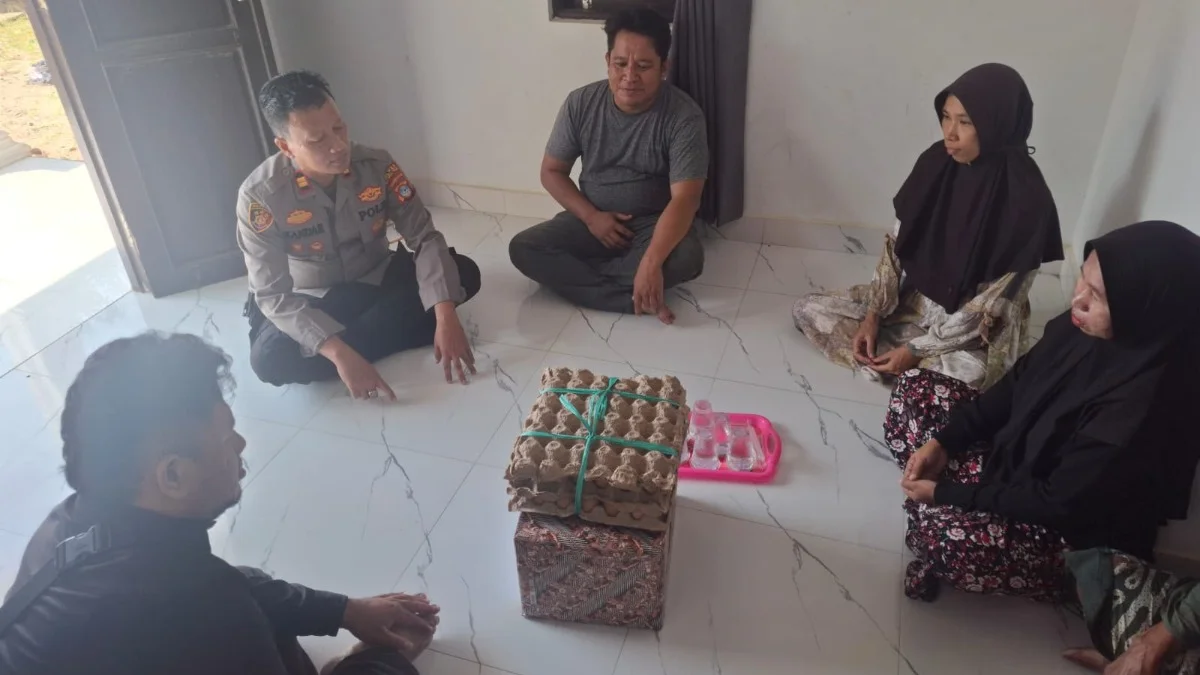 Orang Tua Korban Tenggelam di HST Terima Dukungan Moril dan Bantuan Sembako dari Polisi