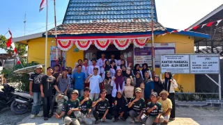 Datangi Desa Aluh-Aluh Besar Kabupaten Banjar, Mahasiswa Universitas Cahaya Bangsa Bekali Warga Cara Pertolongan Pertama