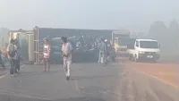Kabut Asap di Gambut Kabupaten Banjar, Truk Pembawa Sepeda Motor Terbalik