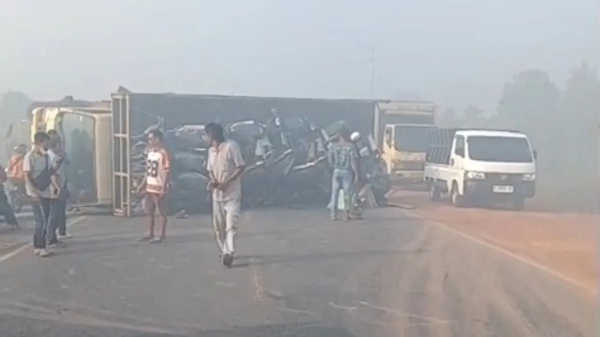 Kabut Asap di Gambut Kabupaten Banjar, Truk Pembawa Sepeda Motor Terbalik