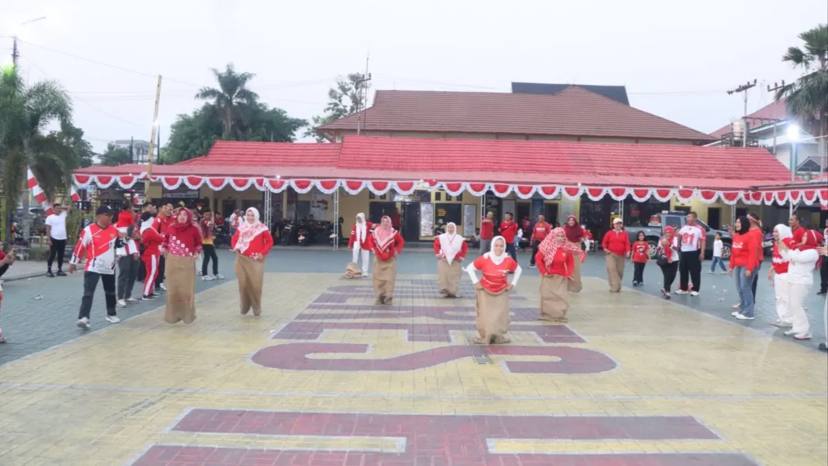Ibu Bhayangkari pun Ikut Balap Karung di Lomba HUT ke-81 RI di Polres HST
