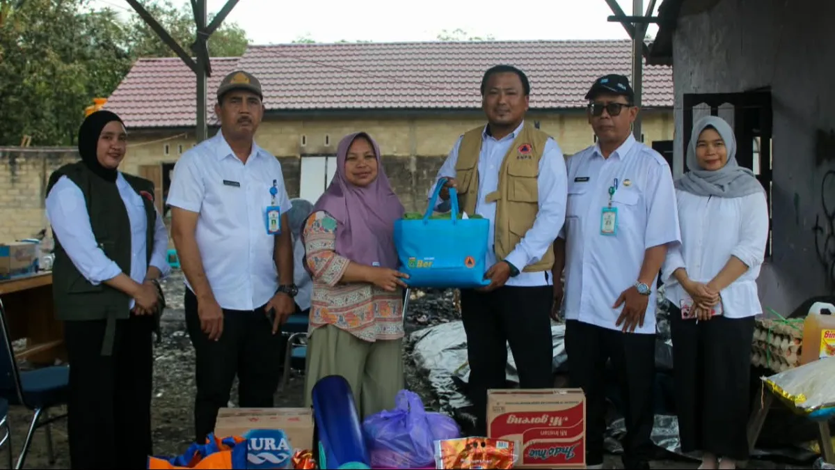 Bupati Tanah Bumbu Andi Rudi Latif Salurkan Bantuan bagi Korban Kebakaran di Selaselilau