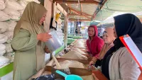 Pengunjung Pasar Keramat Barabai HST Senang Bisa Beli Beras Rp10 Ribu per Liter