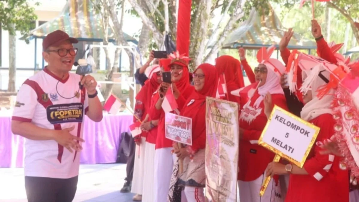 Diinisiasi Posyandu Tabalong Smart,  Sejumlah Nenek Ikuti Lomba Rias Wajah Tanpa Cermin
