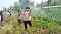 Kapolres Banjarbaru Terjun ke Lokasi Karhutla Landasan Ulin, Cegah Api ke Pemukiman