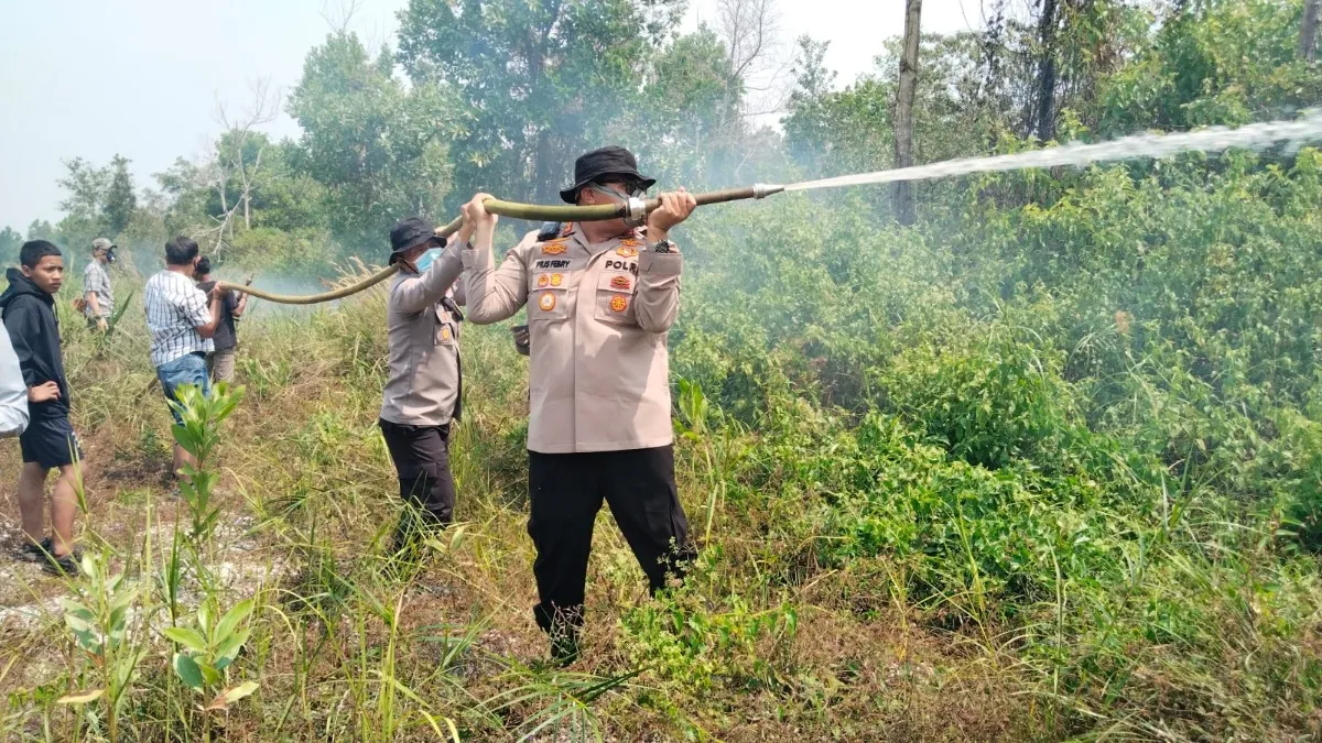 Kapolres Banjarbaru Terjun ke Lokasi Karhutla Landasan Ulin, Cegah Api ke Pemukiman