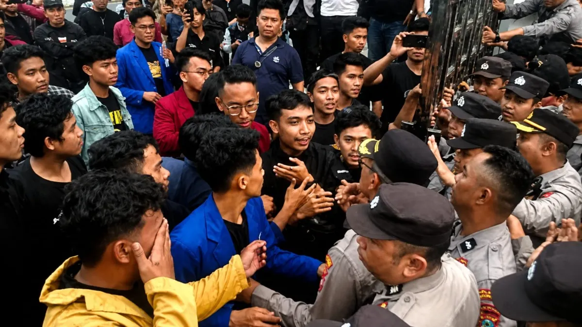 Mahasiswa Tuntut DPRD Kalsel Pecat Gubernur Muhidin