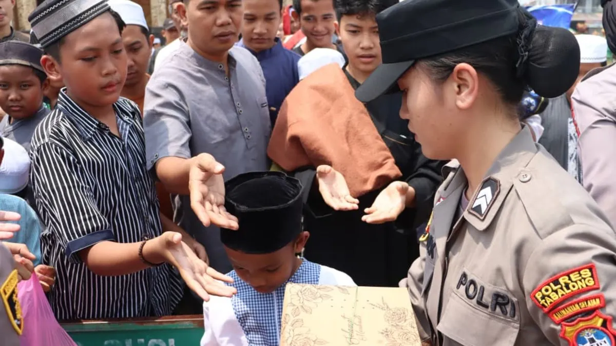 Polres Tabalong Bagikan Makanan kepada Jemaah Salat Jumat Masjid Ashirotol Mustaqin
