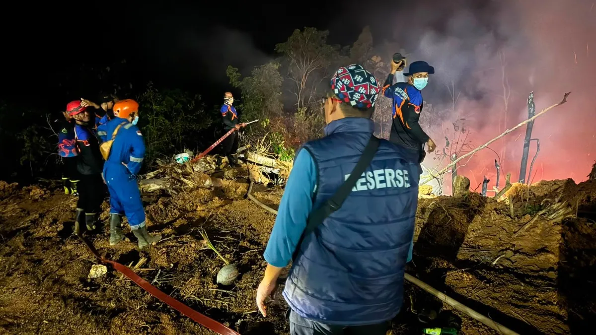 Karhutla 2 Hektare di Hantakan HST, Petugas Padamkan Api di Tengah Hutan Tanpa Sumber Air