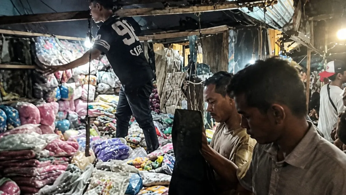 Kebakaran Pasar Sudimampir Banjarnasin, Pedagang Kaget Asap Mengepul dari Lapak Hj Muddah
