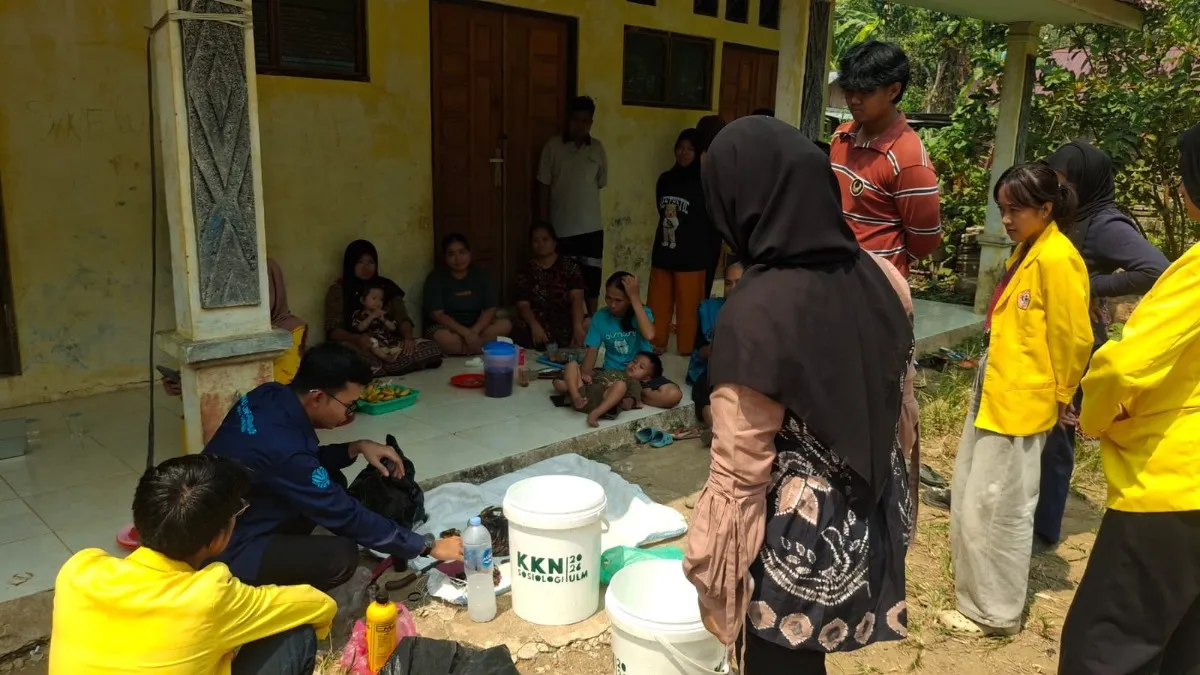 Mahasiswa Ajarkan Mengolah Sampah Organik Jadi Pupuk Cair di Hinas Kanan HST