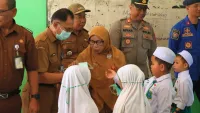 ISPA Melonjak Hampir 100 Persen, Dinas Kesehatan Tanah Laut Bagikan Masker kepada Pelajar