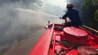 Tim Damkar Tanah Laut Gagalkan Kebakaran Lahan Seluas Satu Hektare yang Mengancam Permukiman Warga