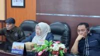Warga Padangin Tablong Keluhkan Debu Hauling Batu Bara, "Bersihkan Rumah Tiga Kali Sehari"