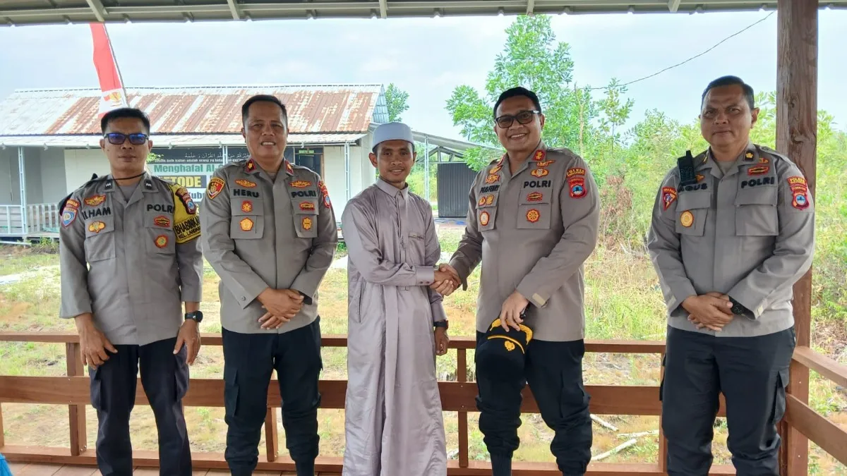 Kapolres Banjarbaru Bantu Sembako dan Sumur Bor untuk Pesantren Terdampak Karhutla