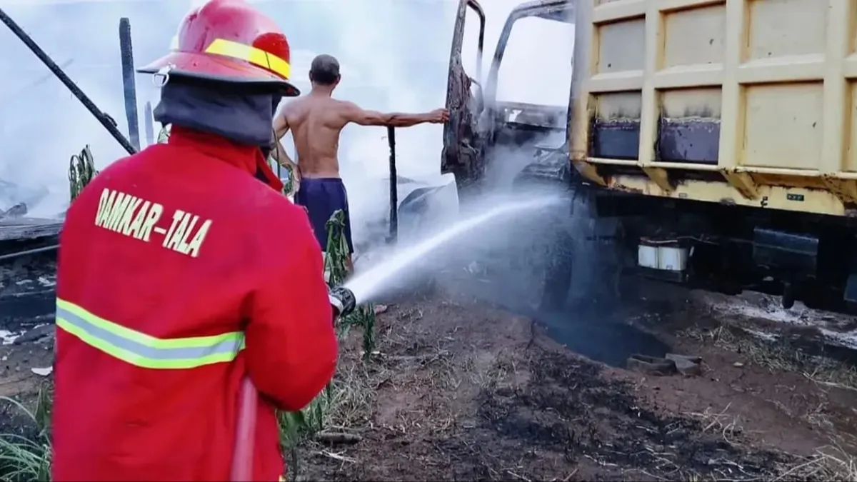 Kandang Ayam dan Truk di Desa Panggung Tanah Laut Terbakar, Kerugian Capai Rp 500 Juta