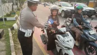 Satlantas Polres Tabalong Gencarkan Edukasi Tertib Berlalu Lintas di Simpang Obor Mabuun
