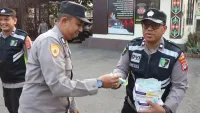 Polres Tabalong Bagikan Masker kepada PNPP untuk Antisipasi Kabut Asap