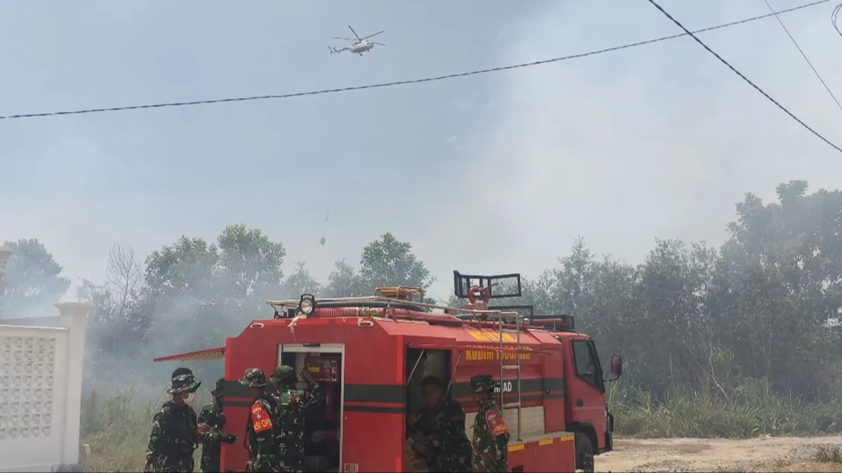 Pemadaman Karhutla Kalsel Tak Cukup Andalkan Water Bombing, Wamenko Hanif Jelaskan Alasannya