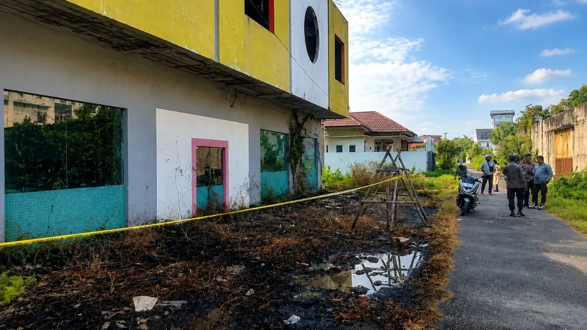 Kebakaran Lahan Semak Belukar di Banjarmasin, Sebuah Bangunan Dua Lantai Nyaris Dilalap Api