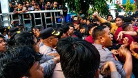 Massa Aksi BEM se-Kalsel Meringsek Masuk ke Gedung DPRD Kalsel, Polisi Minta Mahasiswa Kondusif