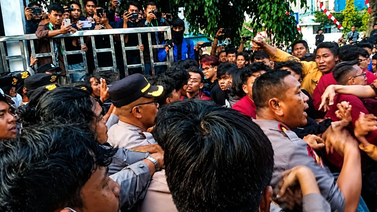 Massa Aksi BEM se-Kalsel Merangsek Masuk ke Gedung DPRD Kalsel, Polisi Minta Mahasiswa Kondusif