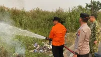 Karhutla Sungai Buluh HST Ditangani, Petugas Gabungan Lakukan Pendinginan Cegah Api Meluas