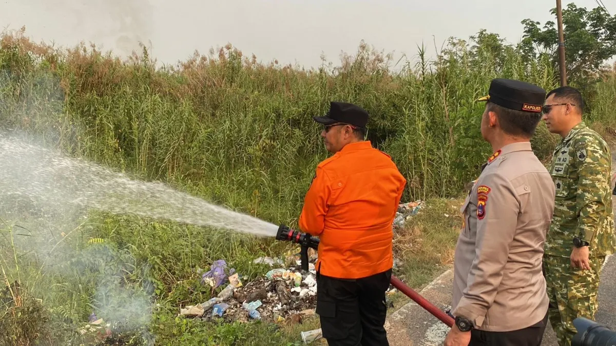 Karhutla Sungai Buluh HST Ditangani, Petugas Gabungan Lakukan Pendinginan Cegah Api Meluas