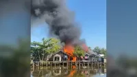 Api Berkobar di Alalak Berangas Batola, Bangunan Kayu Terbakar