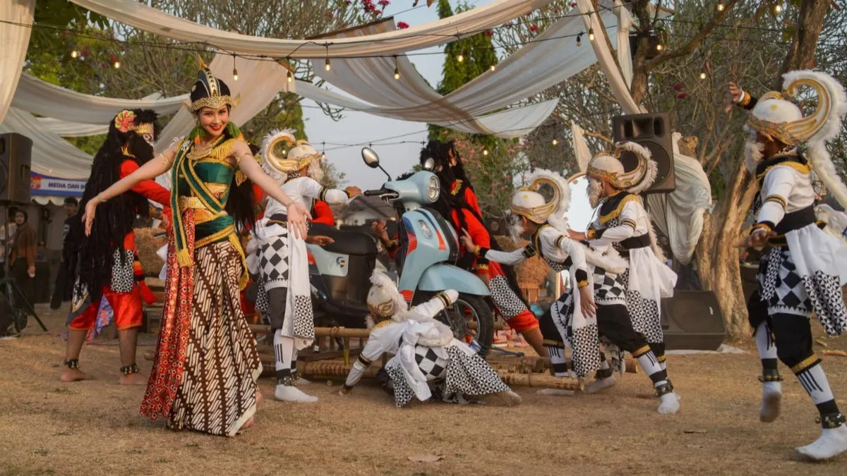 Guncang 'Lebaran Skena' Cherrypop 2026, Yamaha Luncurkan Fazzio Special Edition Sunset Blue Lewat Parade Unik