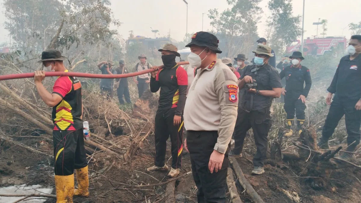 Kapolda Kalsel Turun Langsung Tangani Karhutla di Jalan Baru Bandara Syamsudin Noor Banjarbaru