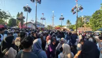 Lomba Panjat 28 Batang Pinang Meriahkan Puncak HUT Ke-81 RI di Desa Panggung Tanah Laut