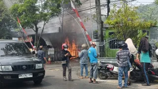 Bagian Dapur Warung Mama Rachel Dilalap Jago Merah