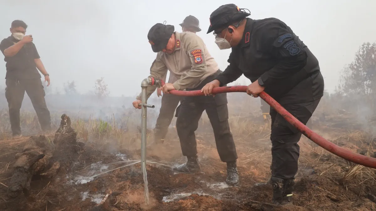 Polda Kalsel Uji Cairan Berbahan Minyak Nabati untuk Padamkan Bara Karhutla di Tanah Gambut