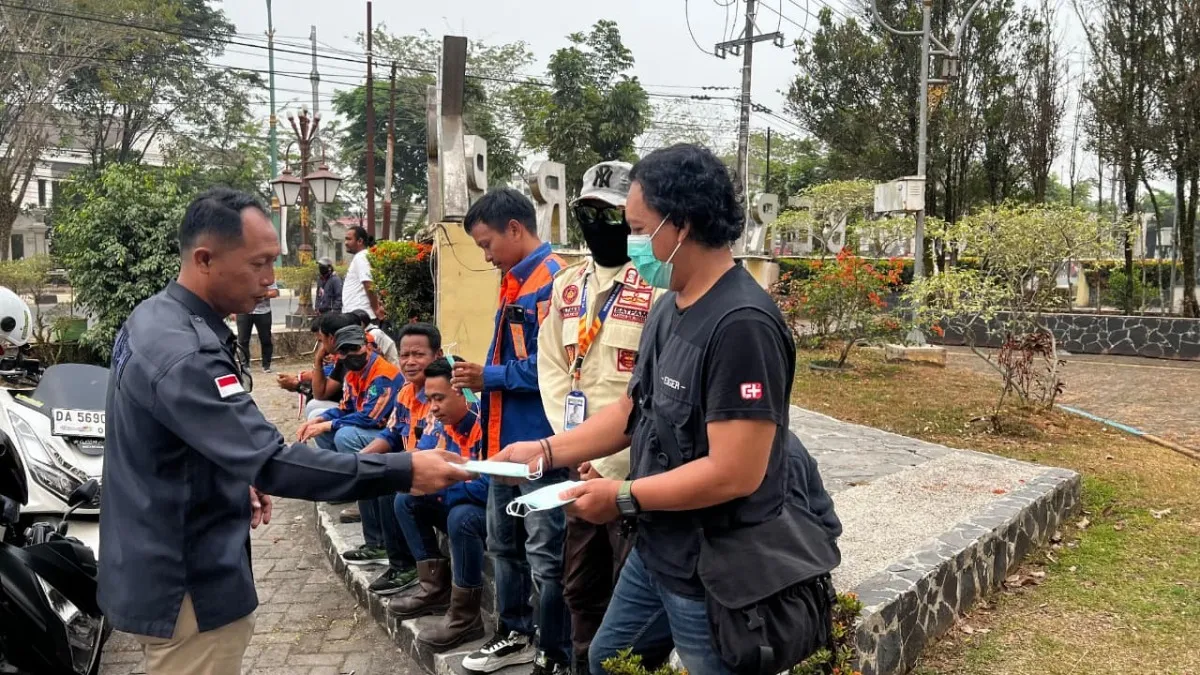 Kabut Asap Mulai Pekat, Polres Tabalong dan PWI Bagikan Masker ke Pendemo Eks PT BBP