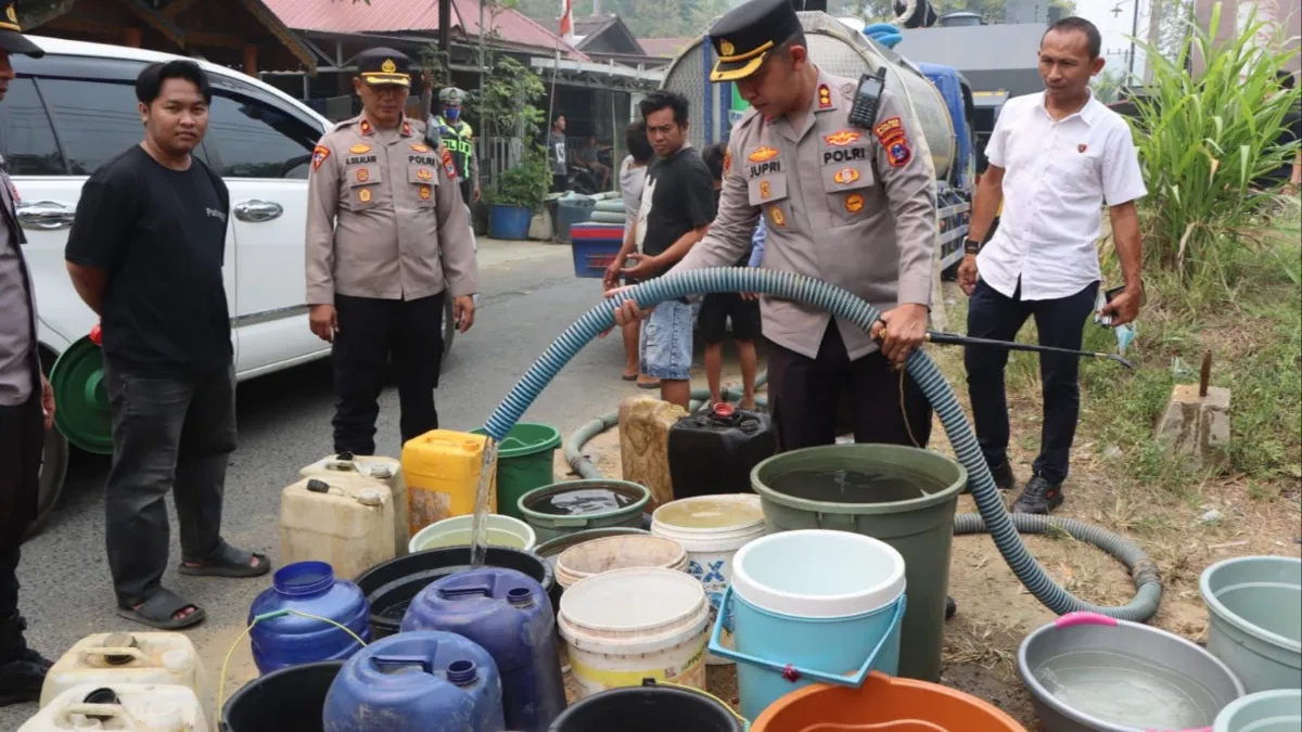 Kemarau Melanda, Polres dan PDAM HST Salurkan Air Bersih untuk Warga Desa Bulayak