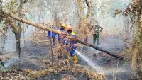 Titik Api Dekat Rumah Warga, Tagana Kalsel Langsung Turunkan Tangki ke Kasturi 2 Banjarbaru