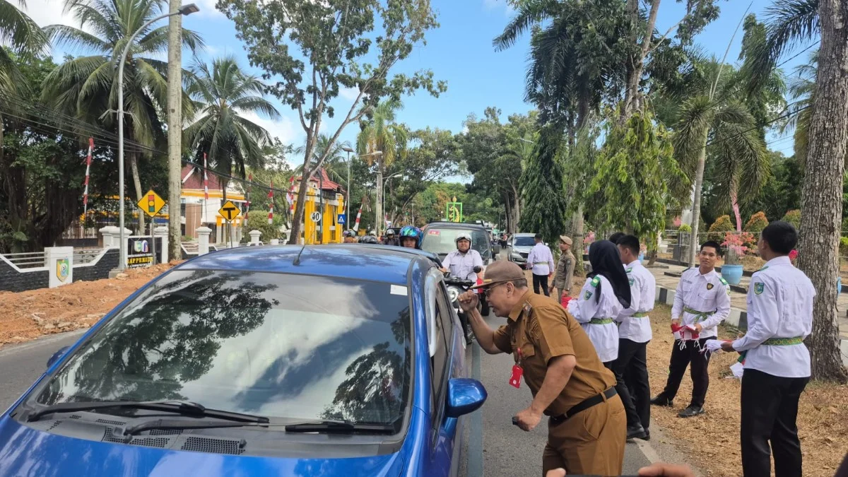 Bakesbangpol Tanah Laut Bagikan Ribuan Bendera Merah Putih ke Warga Menyambut HUT Ke-81 RI