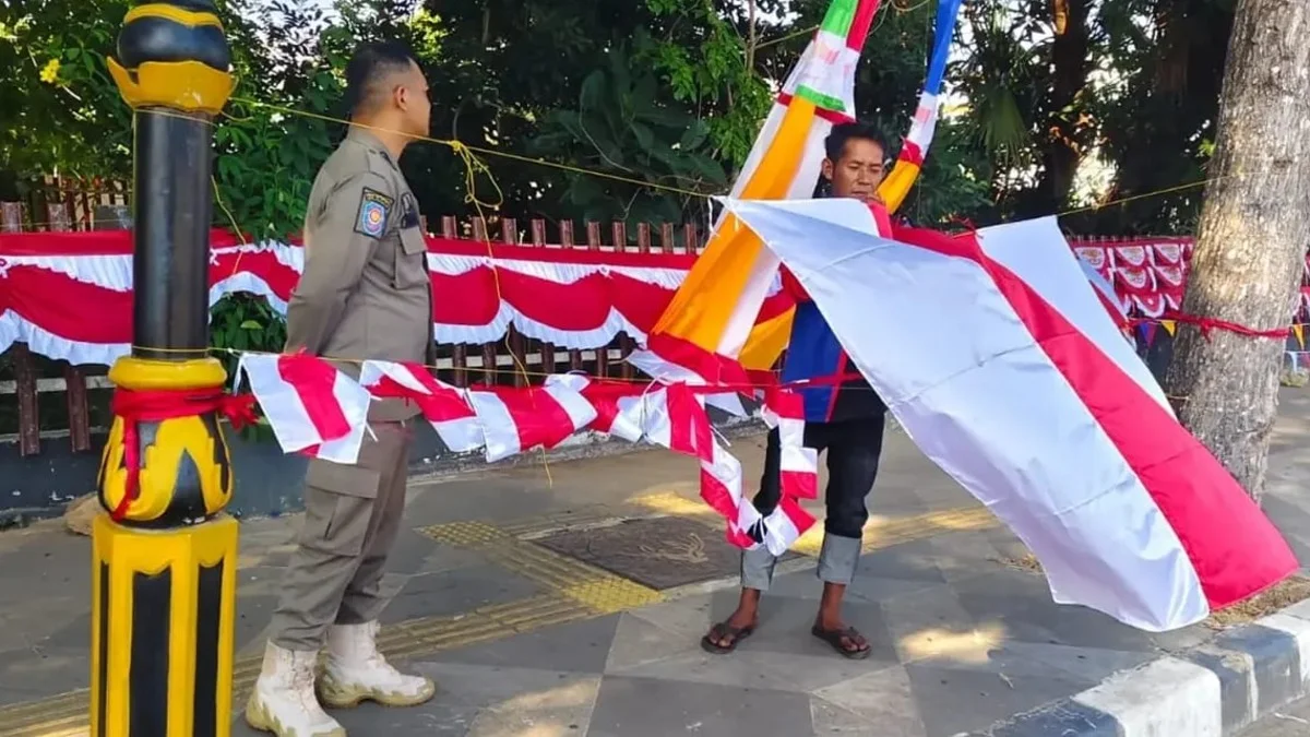 Satpol PP Tanah Laut Tertibkan Pedagang Musiman Jelang HUT ke-81 RI di Trotoar Tanah Laut
