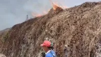 Gunungan Sampah TPA Basirih Banjarmasin Pun Terbakar, Pemadam Semprot Api Pakai Air Lindi