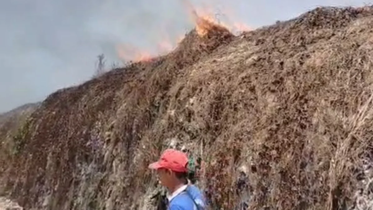 Gunungan Sampah TPA Basirih Banjarmasin Pun Terbakar, Pemadam Semprot Api Pakai Air Lindi