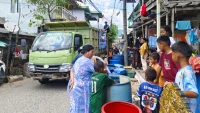 Hadapi Kekeringan, Ribuan Warga Kotabaru Dapat Bantuan Air Bersih dari PT Buana Karya Wiratama