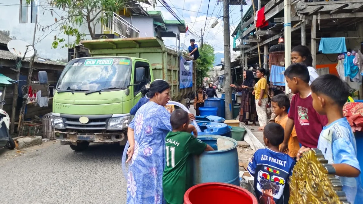Hadapi Kekeringan, Ribuan Warga Kotabaru Dapat Bantuan Air Bersih dari PT Buana Karya Wiratama