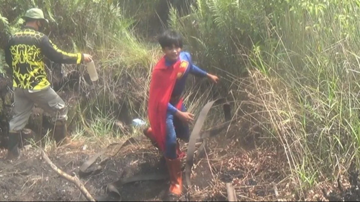 Superman Ikut Tangani Karhutla Kalteng Sepulang Sekolah